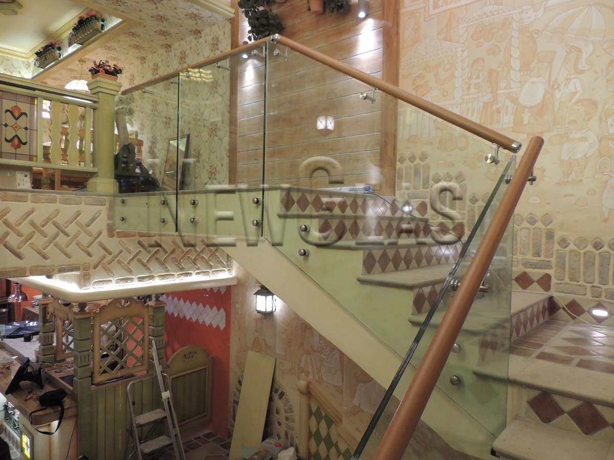 Ограждения со стеклом для лестницы, г. Москва, кафе «Мандариновый гусь»