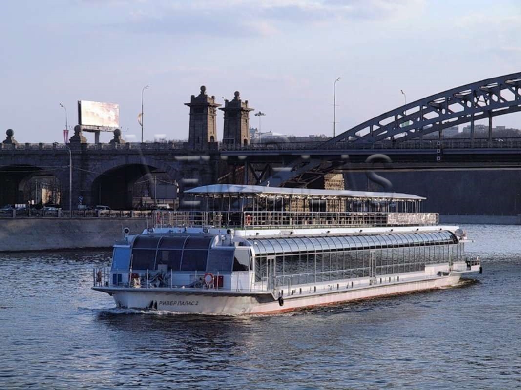 Раздвижные стеклянные перегородки, Москва, теплоход River Palace.