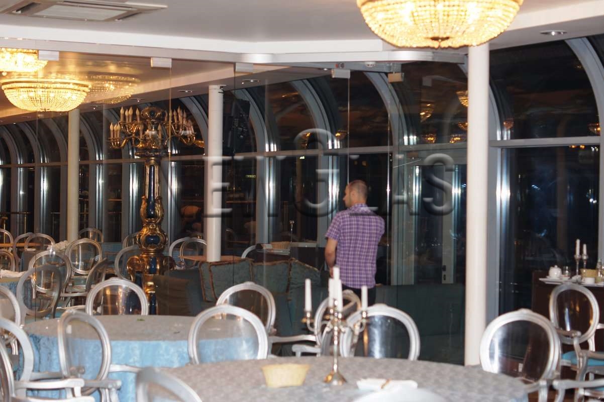 Раздвижные стеклянные перегородки, Москва, теплоход River Palace.