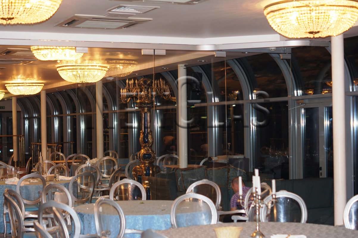 Раздвижные стеклянные перегородки, Москва, теплоход River Palace.