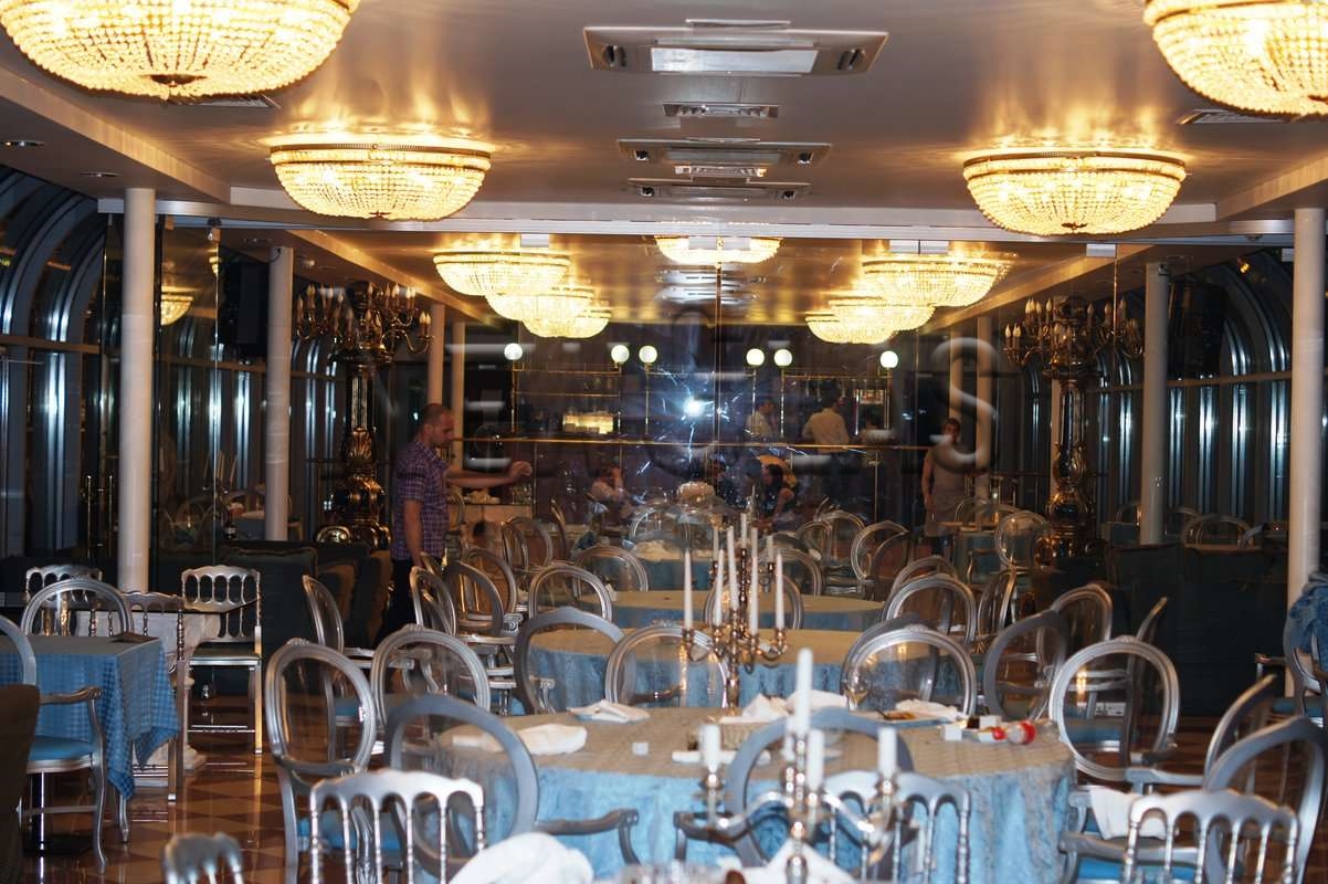 Раздвижные стеклянные перегородки, Москва, теплоход River Palace.