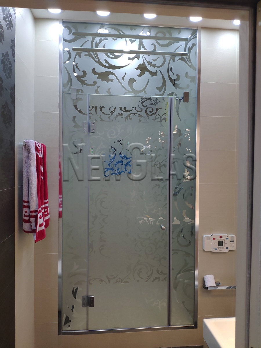 Стеклянные душевые перегородки с пескоструйным рисунком, г. Москва, наб. Ак. Туполева